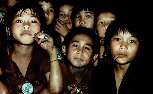 毒贩父母将4个小孩扔在缅北他们从小吸毒命悬一线