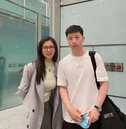 马龙和女球迷的合影,正人君子一脸正气,人品肯定比张继科强多了