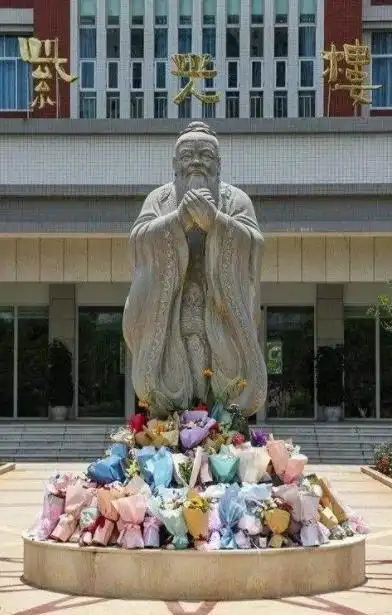 广东中学生考试前拜孔子表情虔诚可爱被老师撞见急忙溜走