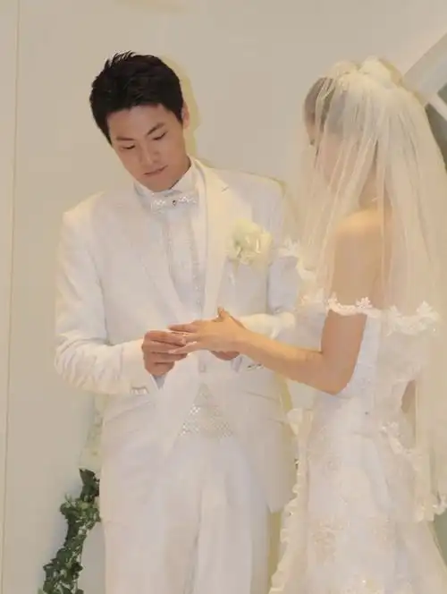 申花门将王大雷大婚_高清图集_新浪网