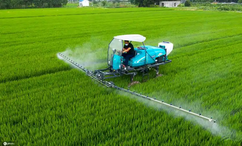 自走式喷雾机为稻田喷洒农药02高科技助力田间管理