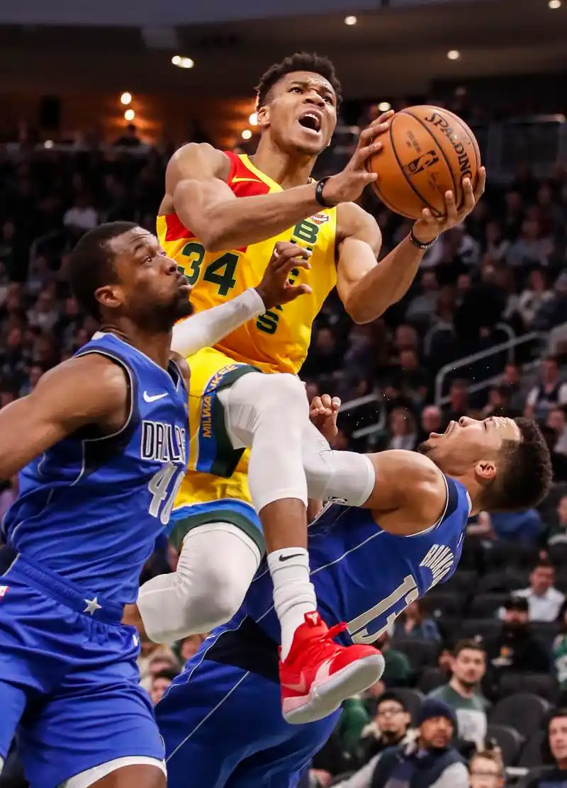 篮球丨nba常规赛:雄鹿胜独行侠