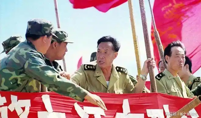 董万瑞的儿子董三榕当时官至少尉,在抗洪一线,父子两人在抗洪中碰面