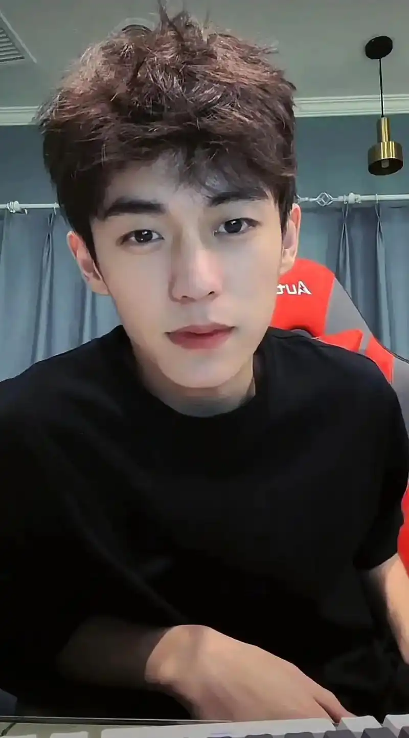 10.2#直播截图照片 #人鱼线的pdd #超帅 - 抖音