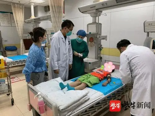 一组图还原男童在儿童医院门诊大厅晕倒的抢救过程