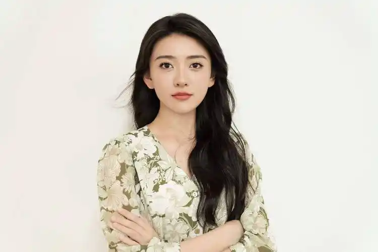 梁洁草绿云纹连衣裙优雅写真_美得_绿色_网友