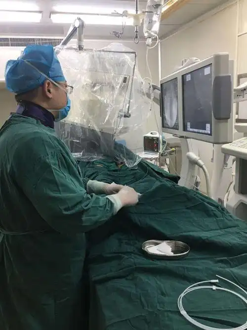 我们科高鹏大夫    河南省人民医院   进修回来  在手术台上.