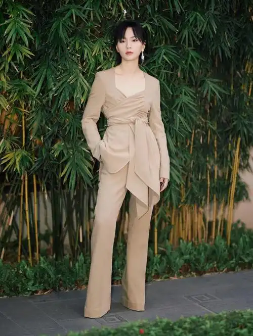 周笔畅是多自信驼色套装配个性珍珠耳饰优雅时尚平板身材抢镜