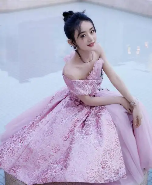 赵丽颖梦幻粉纱裙造型:仙女公主,俏丽可爱!