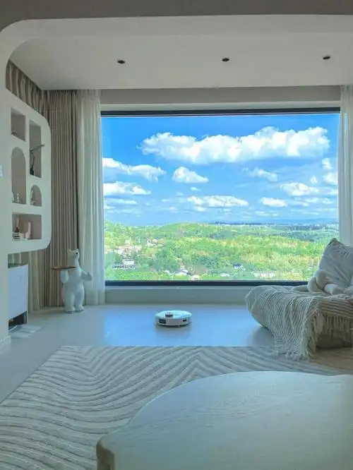 落地窗的颜值很高,视野很好,并且还可以增加室内的采光性,让室内阳光