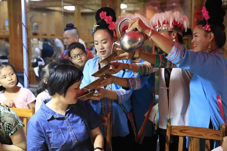 热情的侗族人们的敬酒方式——高山流水.妈妈你还行吗