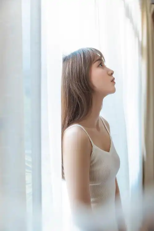 清纯美女吊带衫小诱惑,小荷才露尖尖角