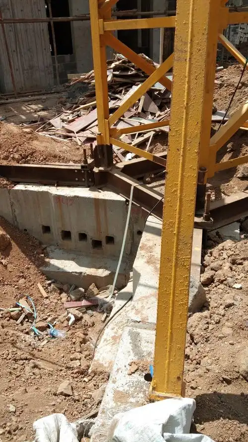 现场塔吊防雷接地做法错误,须取三个点砸钎子,用扁铁连接,引出基础二