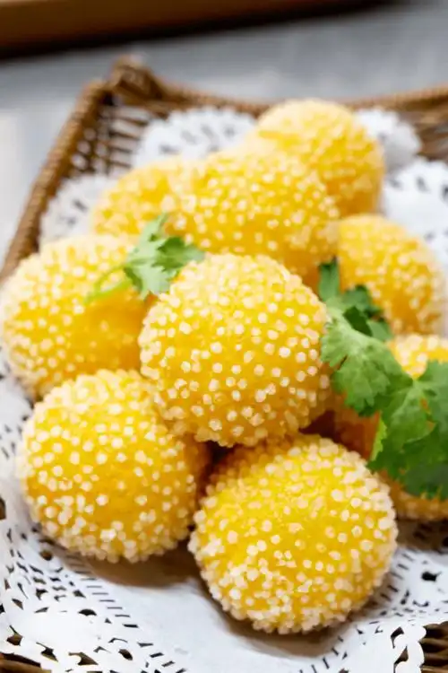 那再来点特色小食吧!红油鹅肠,椰汁流心球,红糖糍粑.