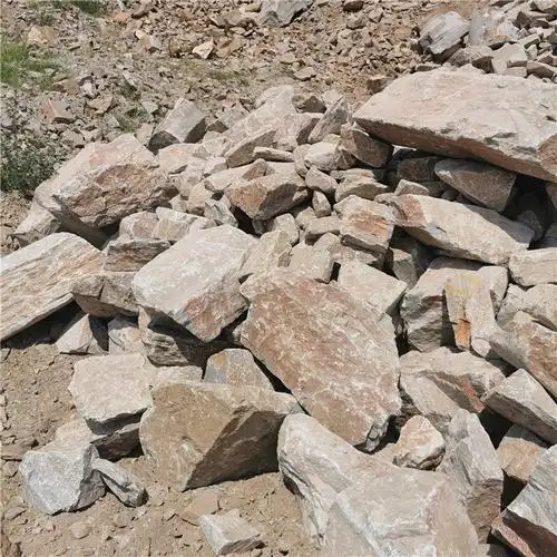 大块垒墙石碎拼石红色垒墙石庭院地铺毛石工程护坡石回填石