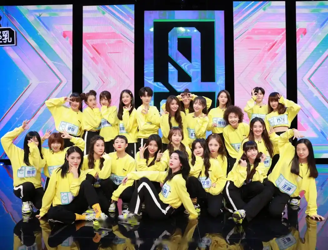 青春有你2选手a-f班班级大合影来了,大家第一眼看到了谁谁更显眼?