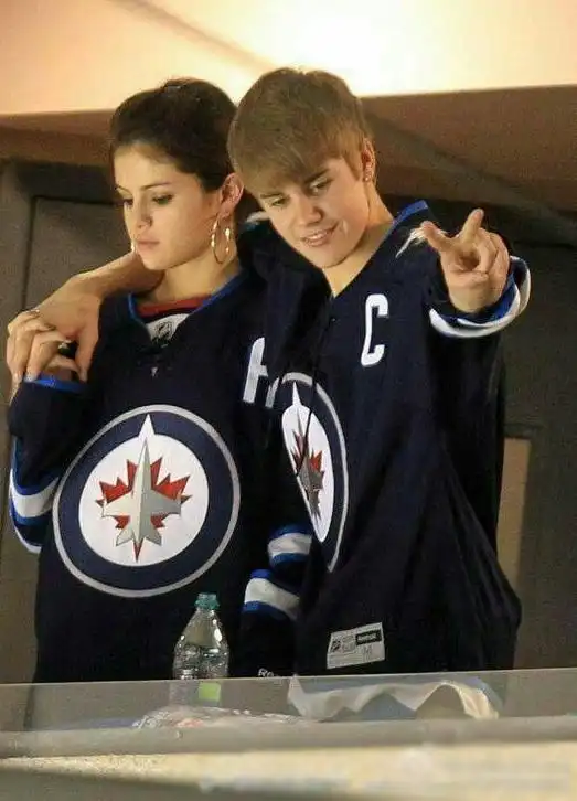 组图:比伯与赛琳娜穿情侣装离开冰场 一路有说有笑爱意浓_高清图集_新