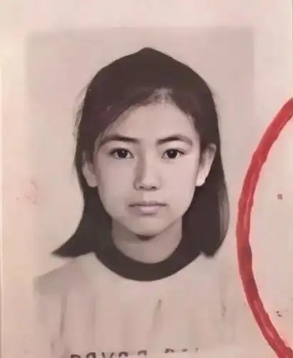 明星亲子  近日,一张高圆圆的小学时期证件照在网上流传,照片中