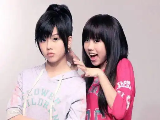 小时候的照片↓↓↓最开始的时候,她们走的是清纯可爱的路线,胜在年轻