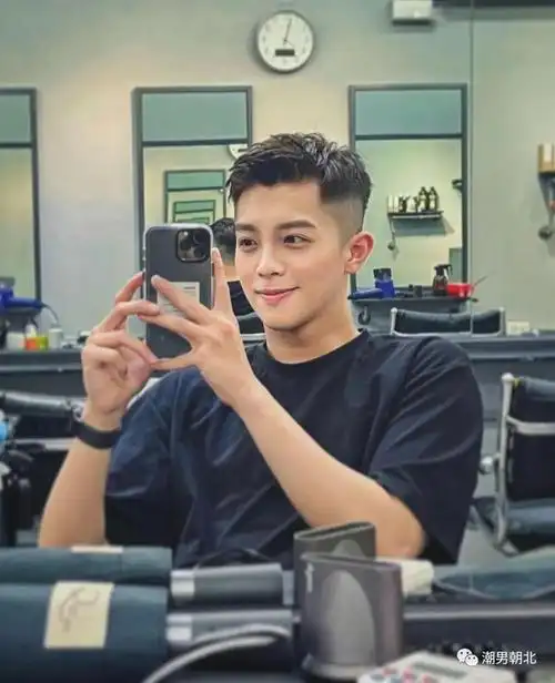 发型,头发剪短,顶区位置的头发打造二八分的效果,看起来就很有潮男范