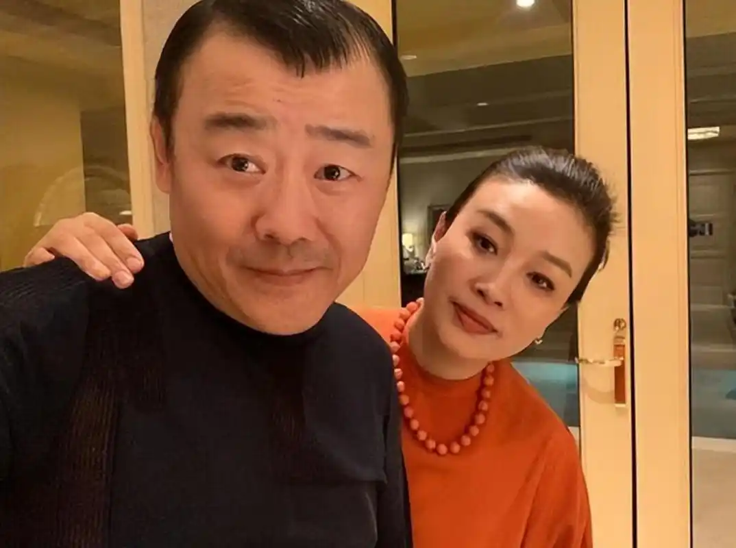 周立波的富婆妻子:让前夫净身出户后入狱,二婚的她过得如何?