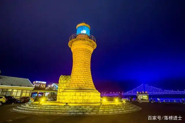 几乎每座城市都有一座属于地标性建筑的城市广场,大连也不例外,那就是