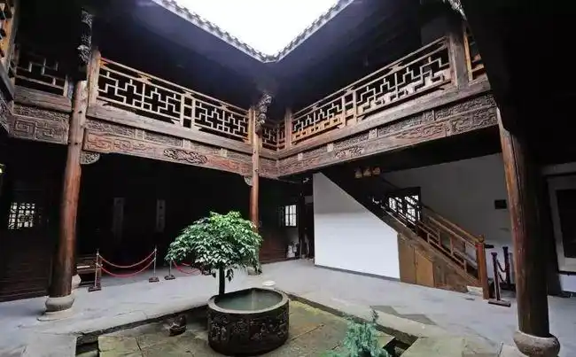 内院天井   脸上的鼻子则对应着四合院内院的天井,一般四合院中的天井