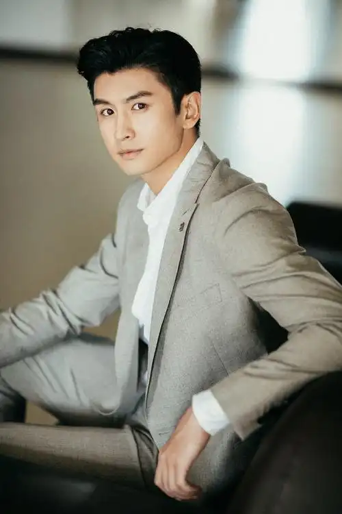 张云龙灰色西装帅气写真图片16