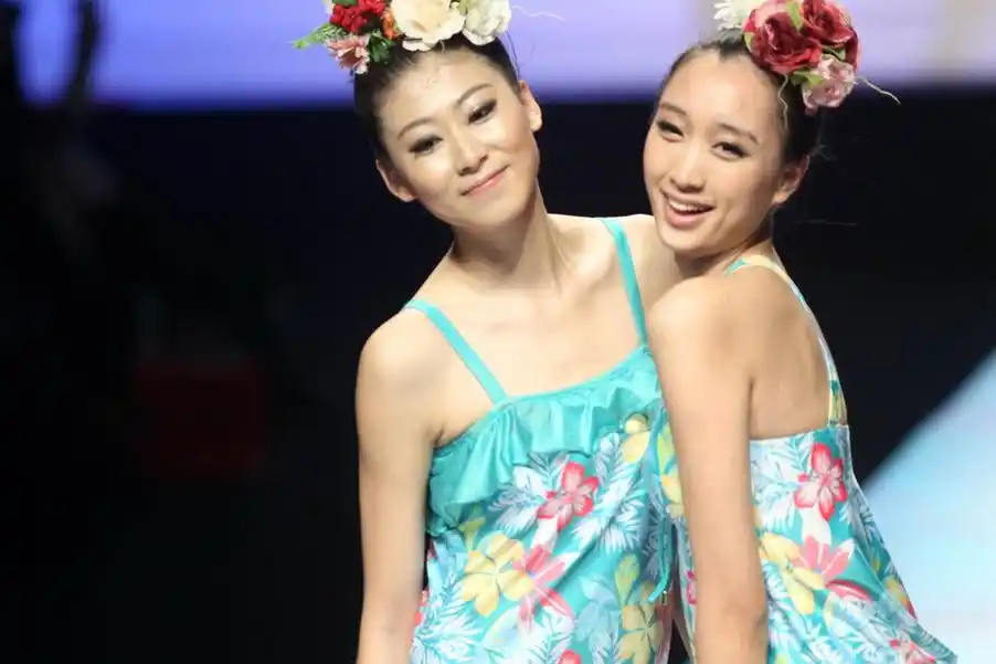 美图抢眼球:模特展示泳装设计大赛获奖作品(组图)