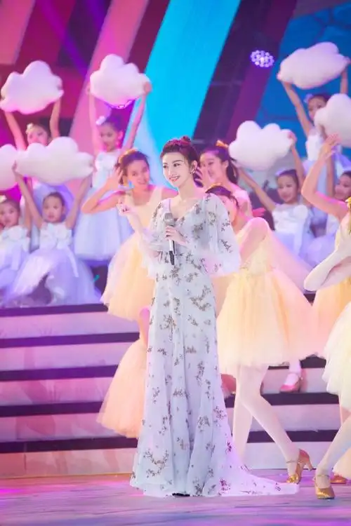 今天19 :30 我们相约btv春晚看#景甜#演绎《就是爱》