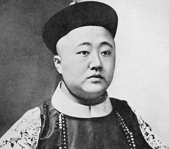 历史老照片,鬼子与妇女讨价还价,最后一张是慈禧的贴身丫鬟