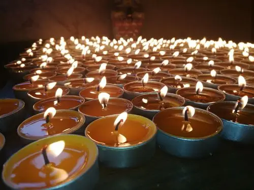 寺院每天供灯,祈福平安吉祥,超度西方极乐.