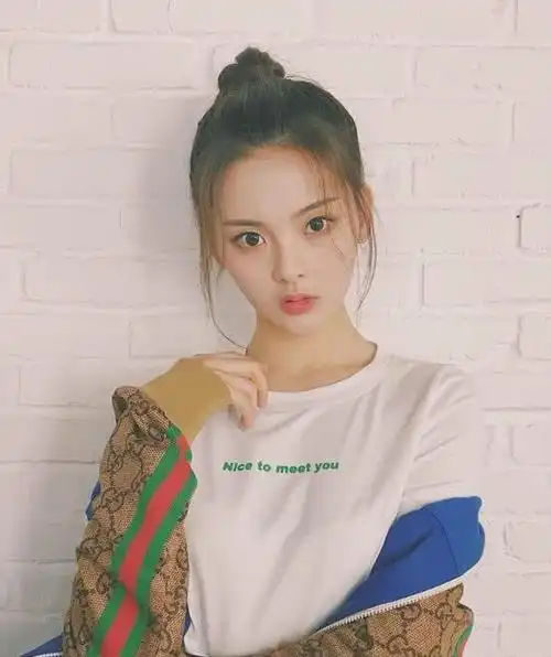 将头发扎成丸子头的杨超越更显得年轻可爱了,脸蛋本就娇小的她此时看