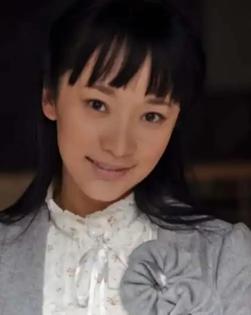 陈怡是《雪豹》的女主角,她和周卫国是高中时候的同学,不过周卫国为了