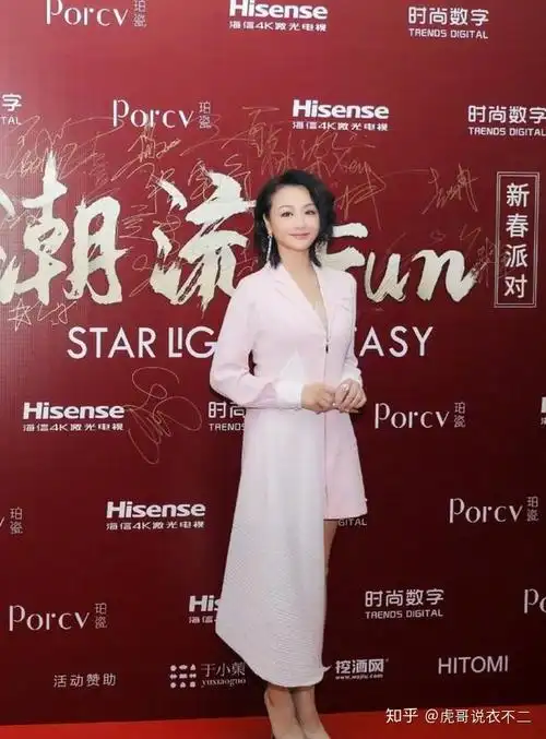 曹颖越老越开放46岁依然穿短裤秀长腿脸上皱纹不要太真实