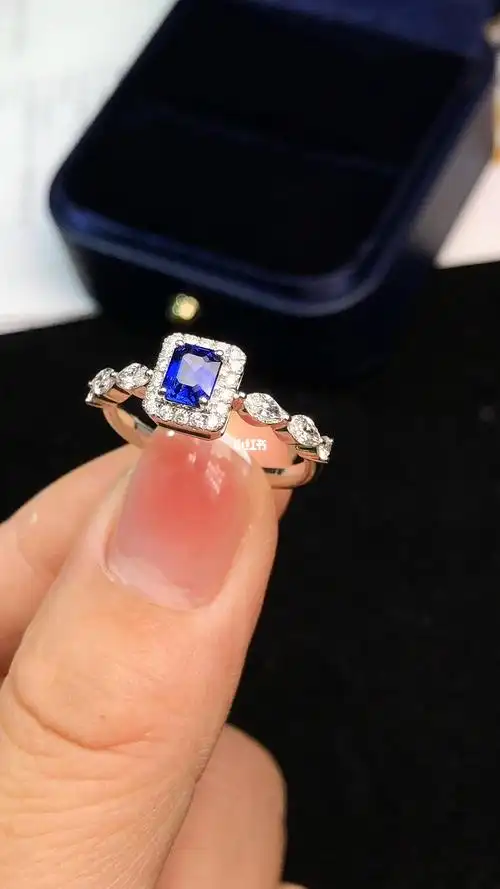 皇家蓝蓝宝石戒指