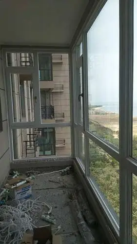 碧桂园11号楼27楼北阳台80白木纹,南阳台红色木纹断桥铝 .