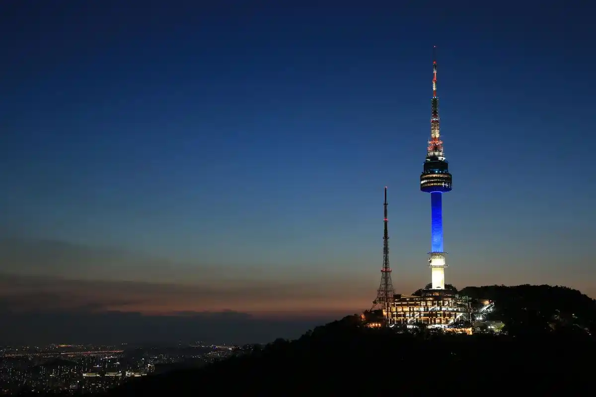 韩国首尔:地标建筑亮蓝灯致敬抗疫人员