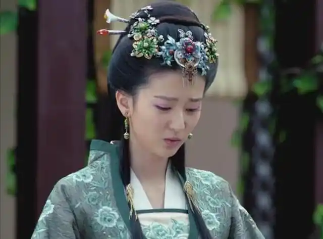 杨丽华的9岁外孙女陪葬品价值不菲棺盖上的四个字吓人一跳