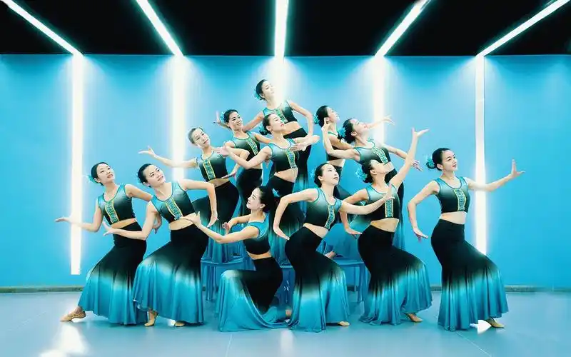 【单色舞蹈】最美孔雀蓝,傣族舞《傣家小妹走过来》