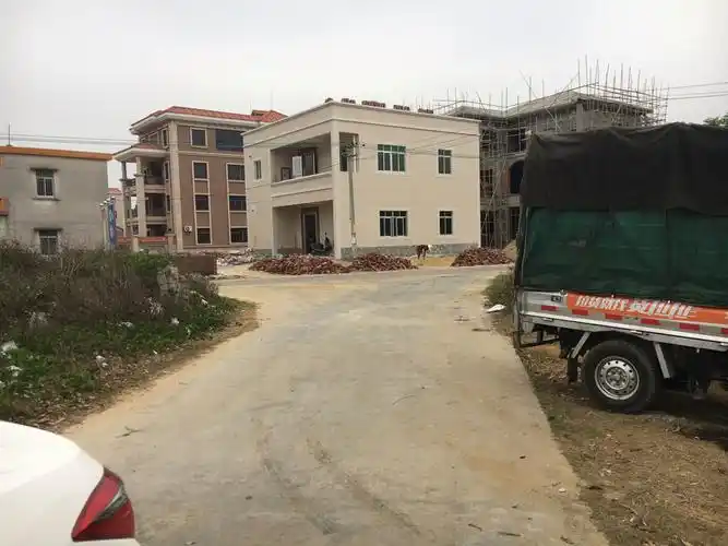 一条村的路口正对着我家房子中间隔着一条乡家道,这个算是路冲吗怎么