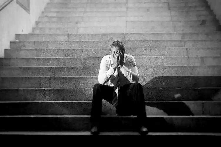 孤独的男人失败难过疲劳辛苦工作焦虑疲劳烦躁犯困烦躁恼火烦躁无奈