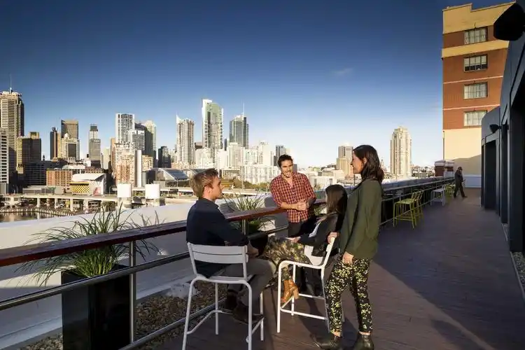 高端办公室户外休闲区装修图片-城起装修效果图