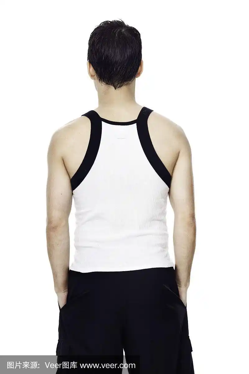 一个穿着运动服的男人的背影