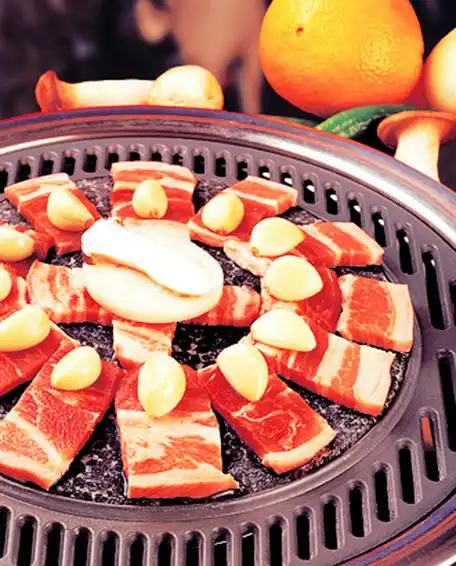 p>韩式烤肉是一道菜品,制作原料主要有正宗韩式烧烤腌料,牛肉,料酒等