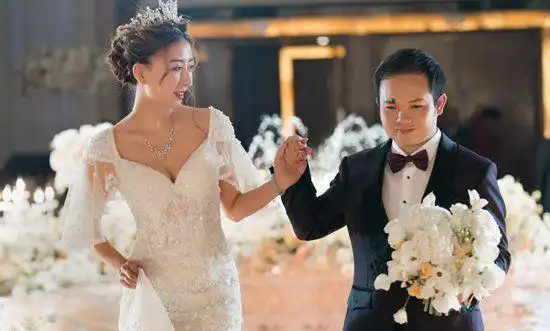 最近在网上有一对夫妻结婚了,尴尬的是这对夫妻竟然是女高男矮.