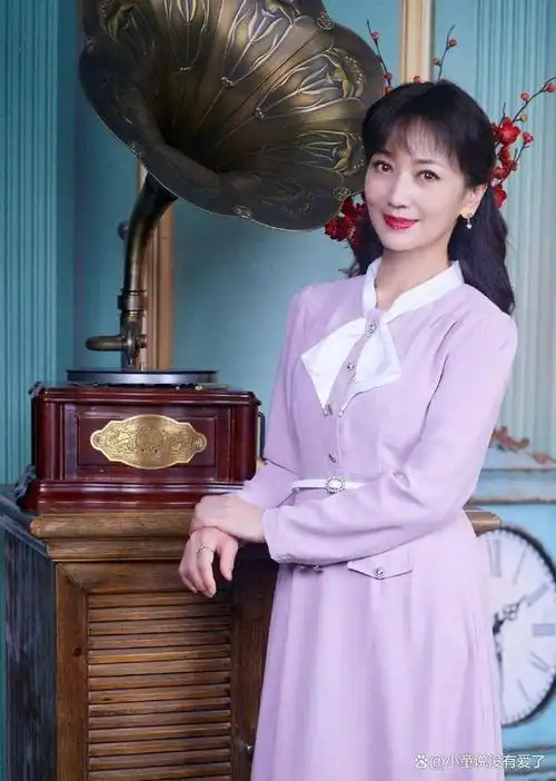 从照片来看,赵雅芝的五官状态依然良好.虽然身材有些走样,但考虑到