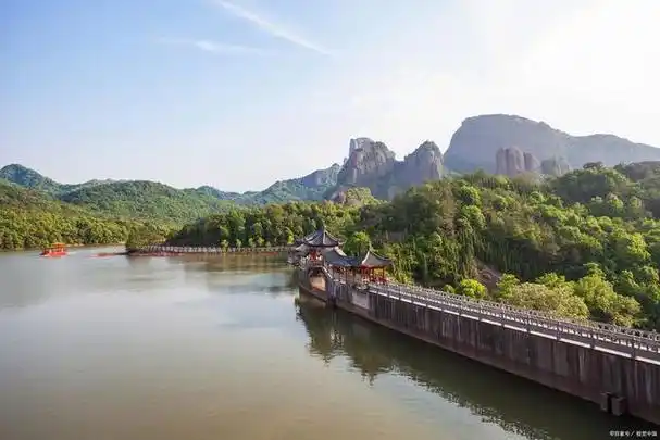 龟峰风景区,位于江西省上饶市弋阳县,是一处以丹霞地貌为主题的自然