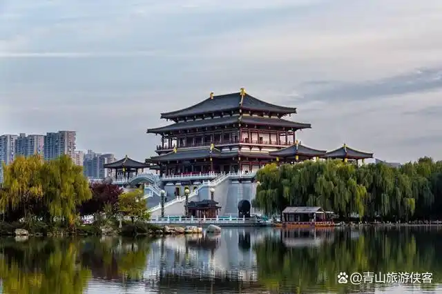 西安是首批国家历史文化名城,历史上有十多个王朝在此建都,是中国四大