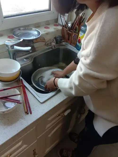 帮妈妈洗碗,做一些家务劳动